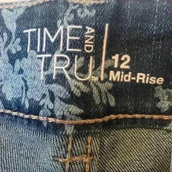 Time And Tru Shorts Womens 12 Denim Floral New Stretch 4" Inseam Mid Rise - Picture 10 of 13